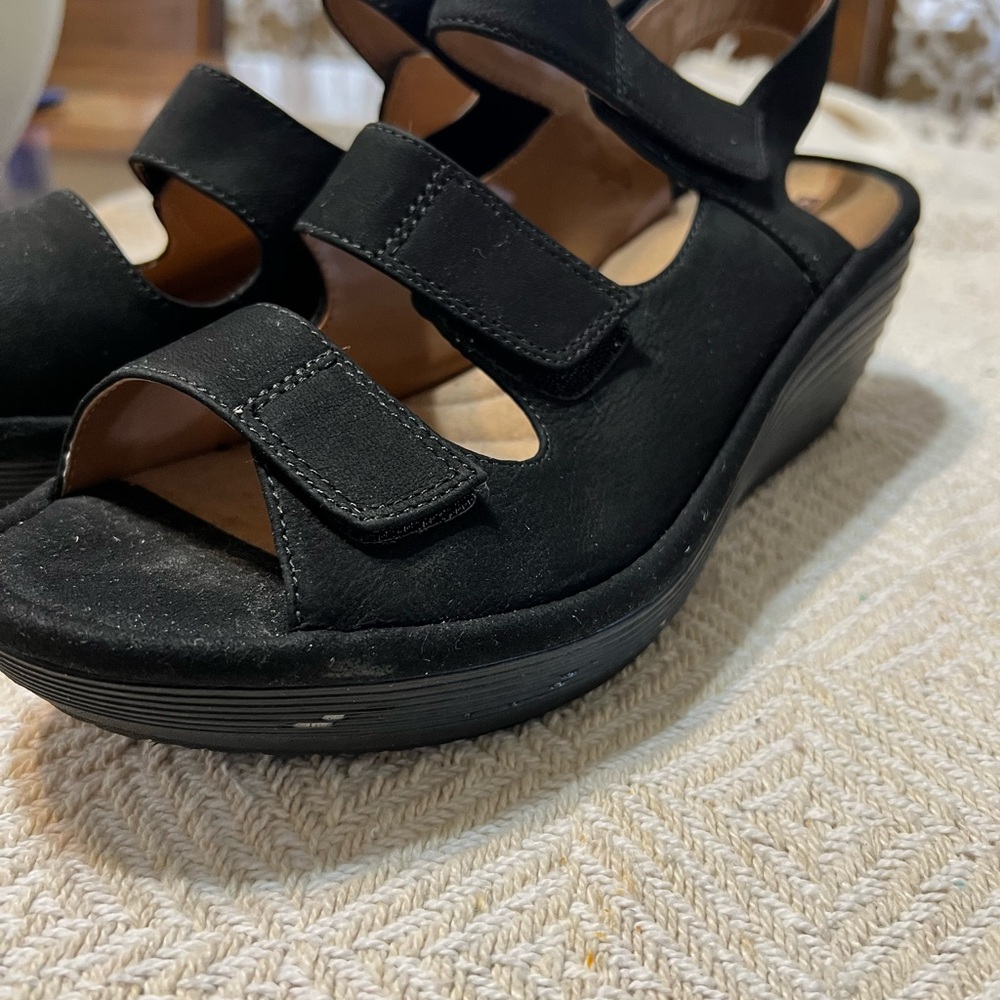 Clarks Black Sandals with Adjustable Straps and Ergonomic Design